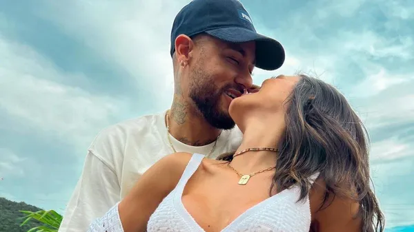 Неймар устроил пышную вечеринку – забыл обо всем, когда увидел эту жгучую красотку в откровенном платье