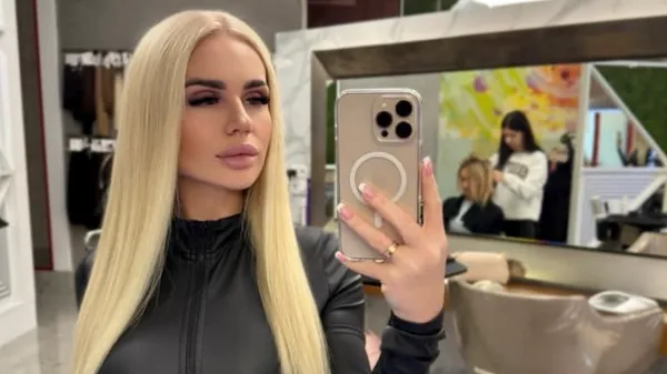 Возлюбленная Беринчика поразила сеть смелым бикини – туристы в Испании не могут отвести глаз