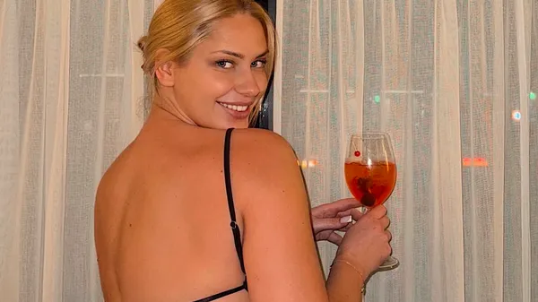 Акцент на спокусливих лініях Зубкової: таємничість вона перетворила на мистецтво еротики