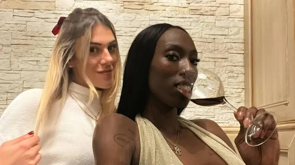 Волейболистка порвала фанатов поцелуями со старшей на 14 лет девушкой – променяла ее на парня