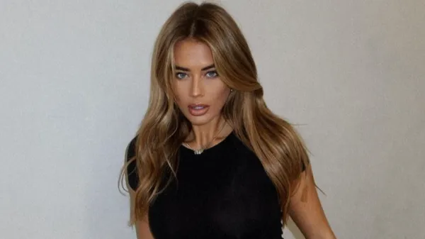 Вражаючий вигляд колишньої дівчини зірки Ман Сіті – вона підкорила світську подію відвертою сукнею