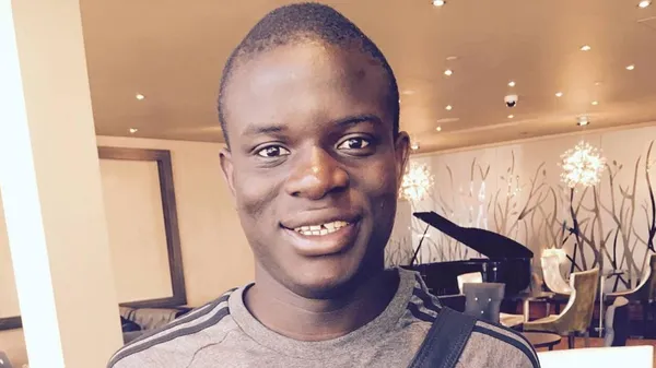 Н'Голо Канте сменил сломанный телефон спустя 10 лет: выбор нового ошеломил мир не меньше