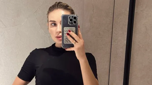 Улюблениця динамівця насолоджується вечором у київському ресторані, поки футболіст працює – фото