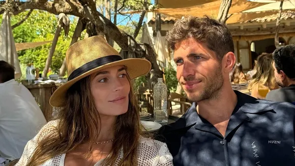 Соблазнительная подружка звезды Барселоны должна ходить с охраной: модель родила в третий раз