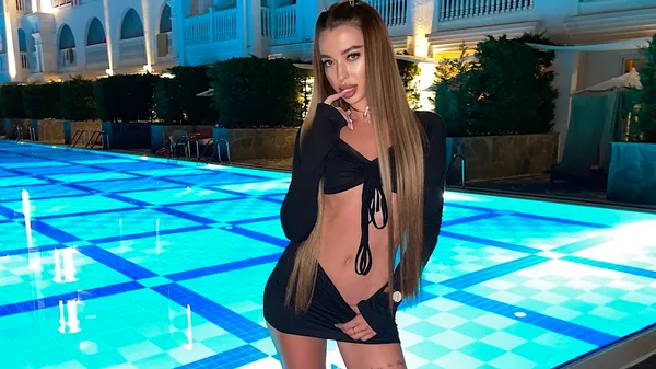 Возлюбленная украинского футболиста приспустила леггинсы прямо в зале – плоский животик и крепкий "орех"