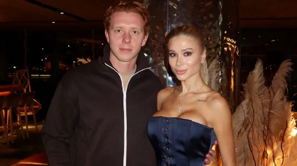 Вражаюча дружина Коноплі приголомшила дорогим виглядом в елітній машині – невимовна врода