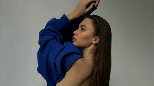 Нереальна дівчина зірки Динамо похвалилася шикарною фігурою у гарячому прозорому наряді – фотодоказ