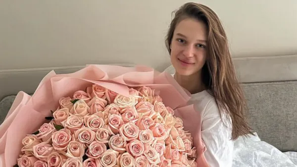 Улюблениця Брагару зачарувала відвертою сукнею з оголеною спиною – футболіст приємно вражений