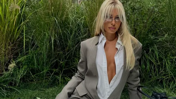 Зухвала колишня подружка Бартри вийшла на публіку в екстравагантному міні без бюстгальтера – фото