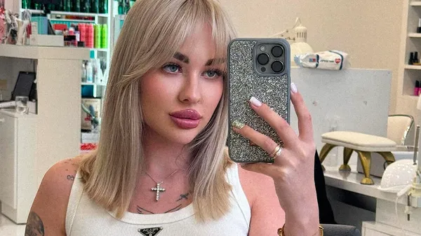 Сяючий стиль коханої ЮКСИ – епатаж і грація в одному образі