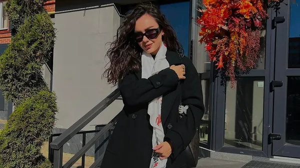 Стильна та чарівна друга половинка оборонця Вереса навіть у морозну погоду – показуємо