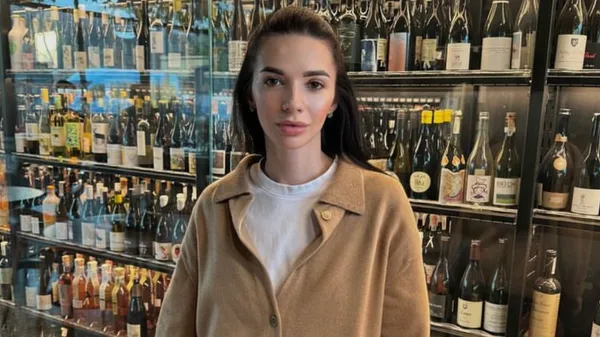 Друга половинка Чоботенка вражає стильним образом – розбавляє будні кольоровими нотками