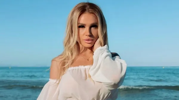 Палка Іспанія та стрункі ніжки: кохана Берінчика попозувала в крихітній сукні – фани в захваті