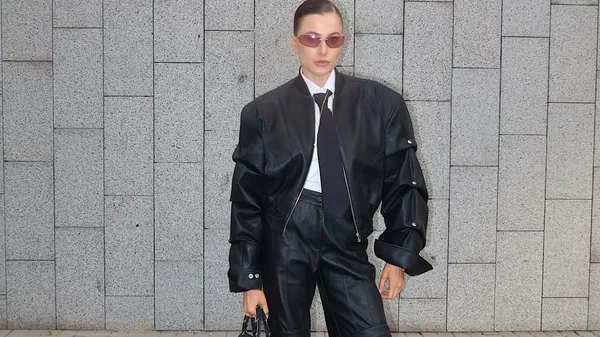 Дубінчак підкорює місто: коротка спідниця та стрункі ніжки – успішна реклама в дії