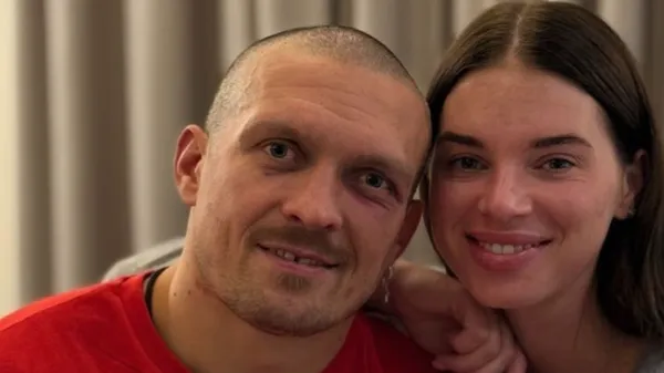 После пылкой победы Усик с женой возвращаются в Украину – их счастью нет предела