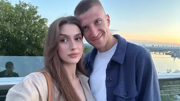 Горячий чай, елка и любовь: вечер Бескоровайного и его таинственной девушки