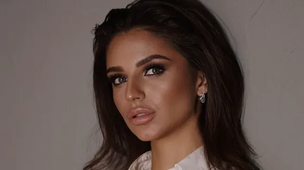 Розкішна ведуча УПЛ Третяк вразила напівпрозорим топом – стильний образ викликав фурор