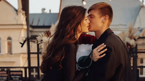 Невеста Очеретько поражает роскошными позами в бикини: игрок круто проводит с ней время в Карпатах