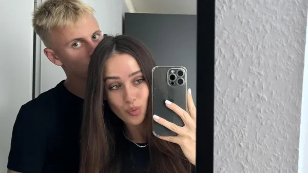 Кревсун з коханою топлес розпалює лід у джакузі – дортмундська розкіш