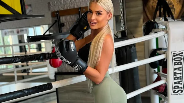 Неймовірна пасія Велетня: стильна білявка стала справжнім еталоном краси