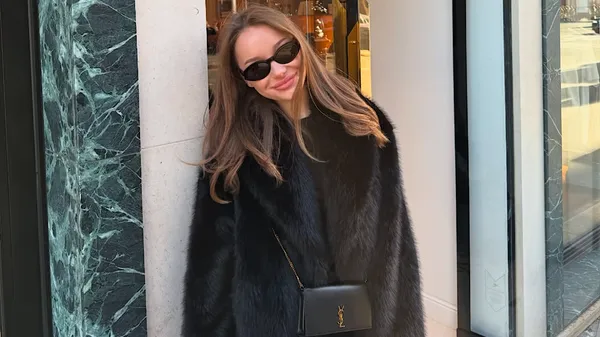 Модные прогулки по Парижу: жена Малыша демонстрирует французский шик