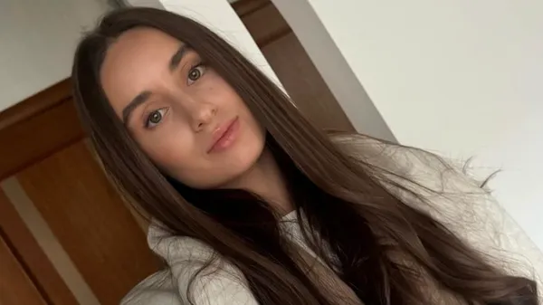 У блискучій сукні з відкритими ніжками ведуча Кривбасу зваблює всіх – фотодоказ