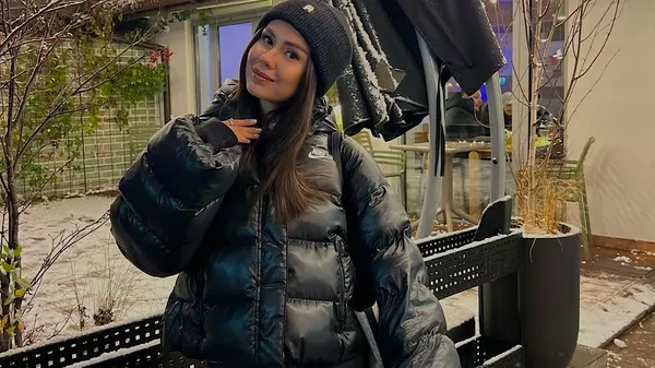 Прогулянка з ароматом свята: обраниця гравця Вереса підкорює простотою і стилем