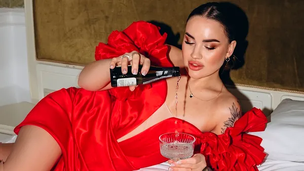 "Пай-девочка": жена Кирюханцева соединила скромность и соблазн в одном кадре