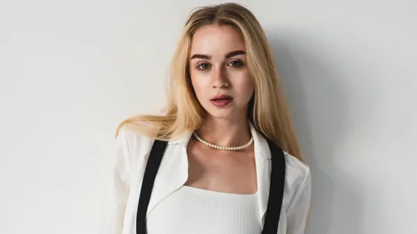 Львів'янка Кміть зваблює новим сексуальним вбранням у мереживних колготах – має пишний бюст