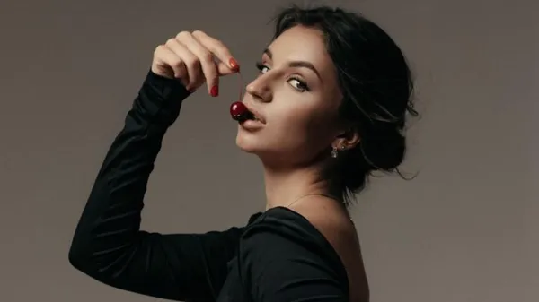 Пристрасна Третяк ефектно попозувала з колегою – ведучі виглядають надзвичайно звабливо