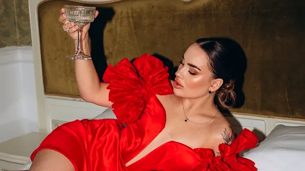 Любка оборонця Зорі виїхала до Португалії та дражнить гравця червоними трусиками на струнких ніжках