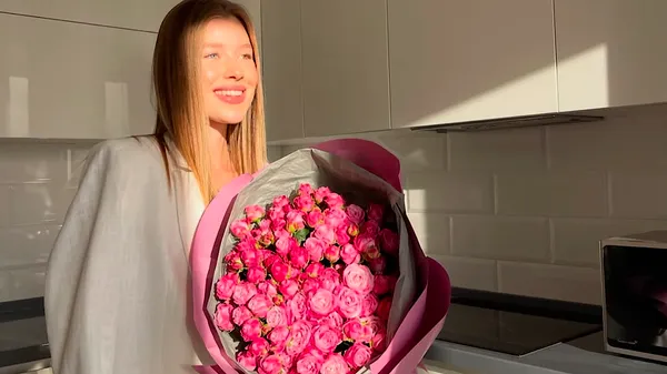 Драмбаєва показала свою терапію – розкішний букет, що зцілює душу