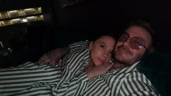 Дружина Бекхема у надто зухвалому міні чарує на тлі ялинки – донька з голими плечима і третя леді