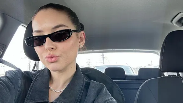 "Найрідніша у світі": дівчина Соломона вразила фігурою в обтислій сукні – спокусниця