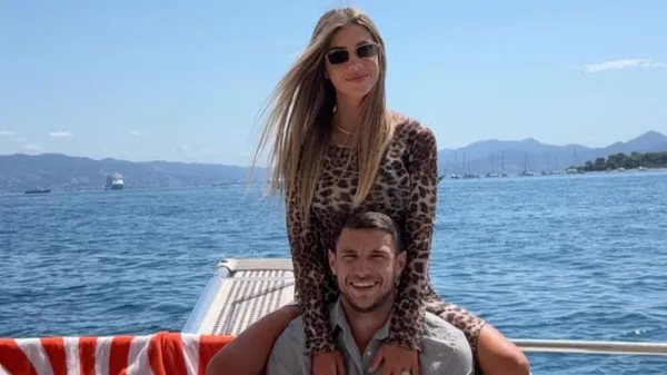 Возлюбленная Яремчука поражает: эффектно подпевает в авто любимую песню – не девушка, а мечта