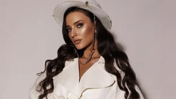 Нереальна кохана українського футболіста блищить у стильному образі – фотосесія у нічному Львові