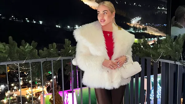 "Вчителька у відпустці": Ситникова блищить у золотому бікіні на тлі зимового раю