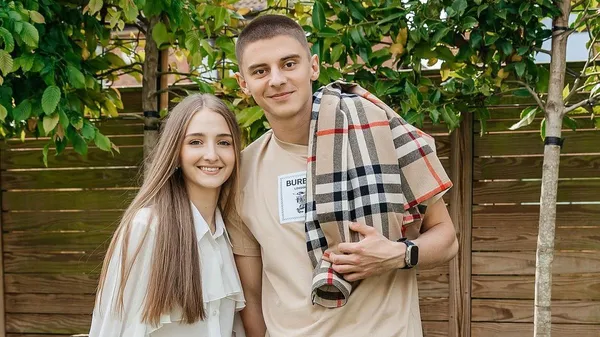 Дружина Миколенка демонструє знаки уваги від коханого – тане від цього: "Так тебе кохаю"