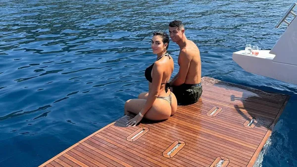 Невеста Роналду в мехах и леопардовых сапожках вызывающе засветила секси формы – так можно только ей