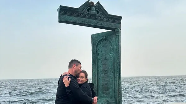 Селезнев безгранично счастлив в обществе изящной брюнетки – нашел свою большую любовь