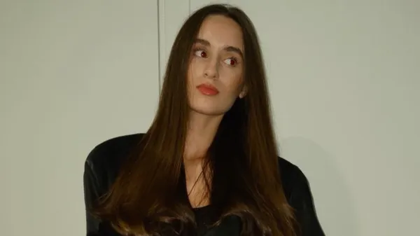 Чарівна ведуча Кривбасу в міні-шортах створює святкову атмосферу – затишок і стиль