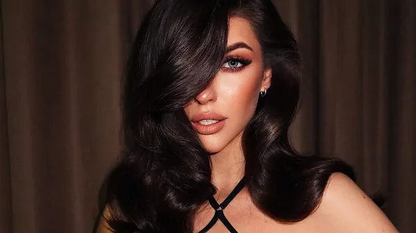 Шикарне декольте нареченої Очеретька стало темою дня – Олег не втримався...