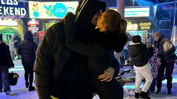 Кіпер Зорі та сексуальна модель не приховують почуттів під вогнями Буковелю – гарні