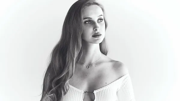 Вечерний шик дочери Буткевича: кружево, темные тона и уверенность в каждом движении