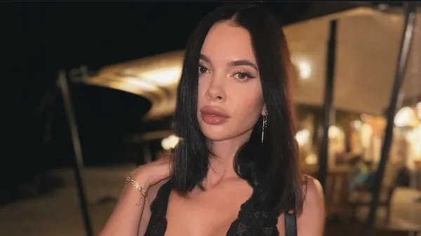 Колишня Кравця приголомшила виглядом на день народження – відвертий бюст та оголений прес