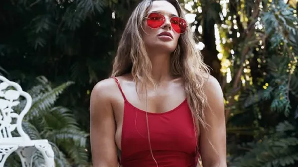 Самая сексуальная украинка из UFC троллит воображение фанатов в раскованном наряде без нижнего белья – фото