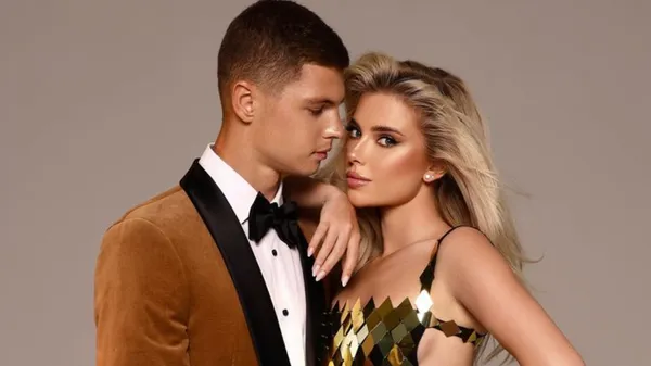 В платье с обнаженной спинкой: Савина продемонстрировала сексуальный образ