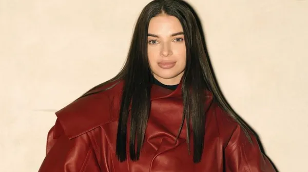 Улюблениця Усика зачаровує в ніжному вбранні біля океану – фани не стримують емоцій