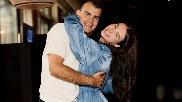 Романтична історія у кадрі: кіпер Варакута та ефектна брюнетка в чуттєвій зйомці