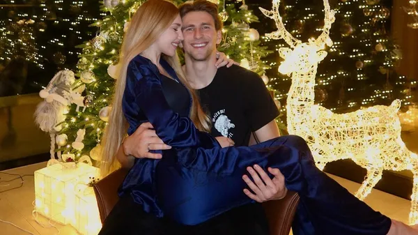 Забарний приємно дивує ефектну білявку: натхнення у сексапільному міні – побачення з ефектом вау